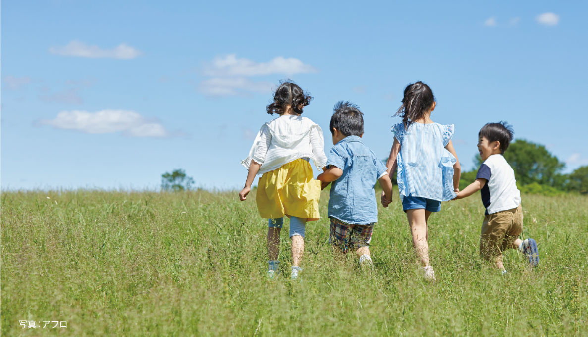 公園で遊ぶ4名のこども