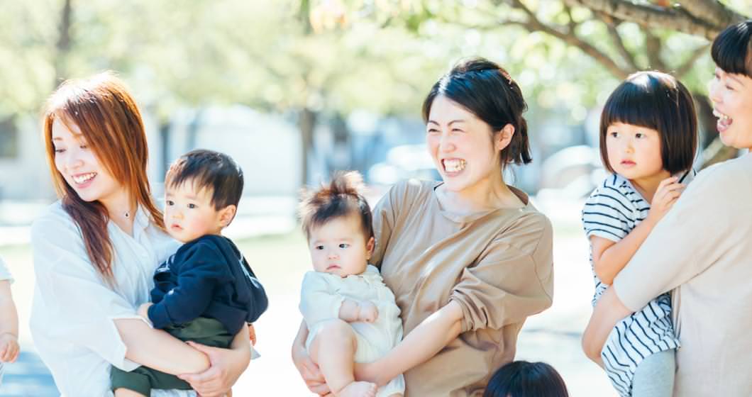 複数人の母親と子どもたちが集まっている写真